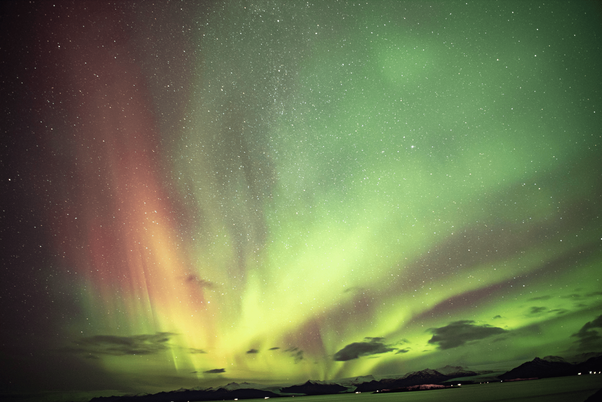 How to Photograph the Northern Lights (With or Without a Tripod) 